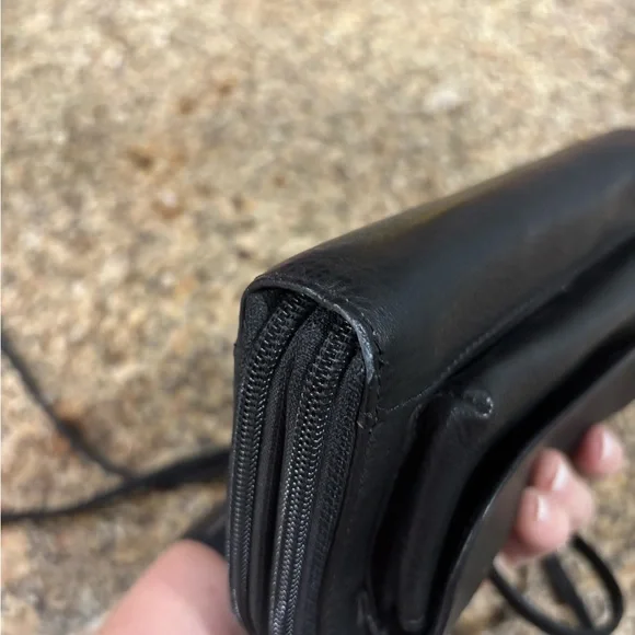 Wilsons Leather Elegant Black Crossbody Bag - Picture 7 of 16